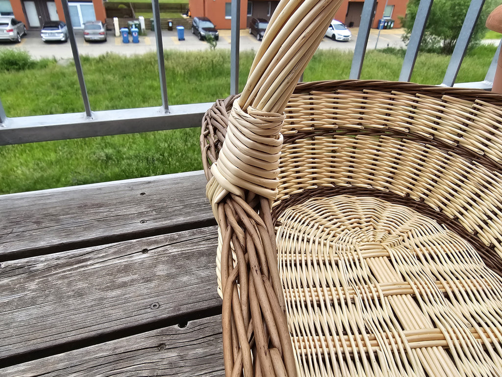 Close-up of the twisted handle joining the rim of the extra large willow trug, showing the woven oval base inside
