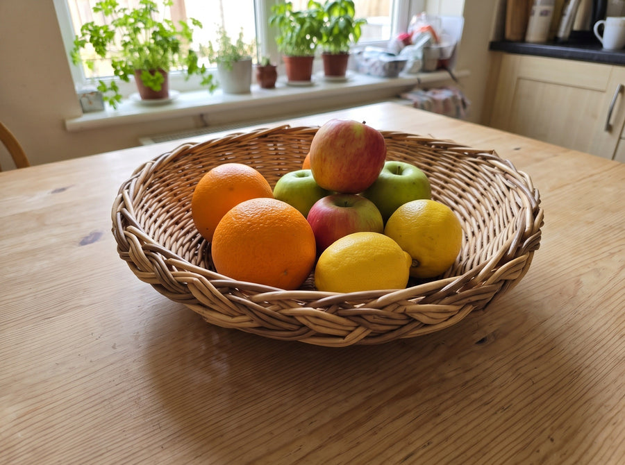 Flache runde Weidenschale mit Zopfrand
