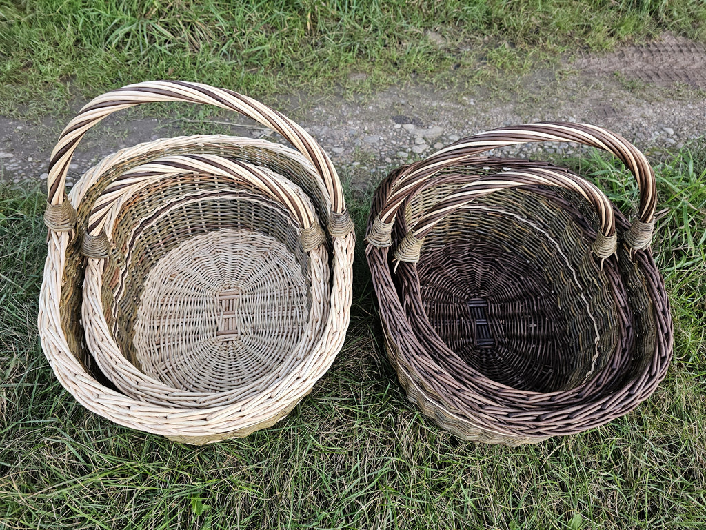 Zwei Korbsets von oben im Gras, jeweils der kleine Korb im großen
