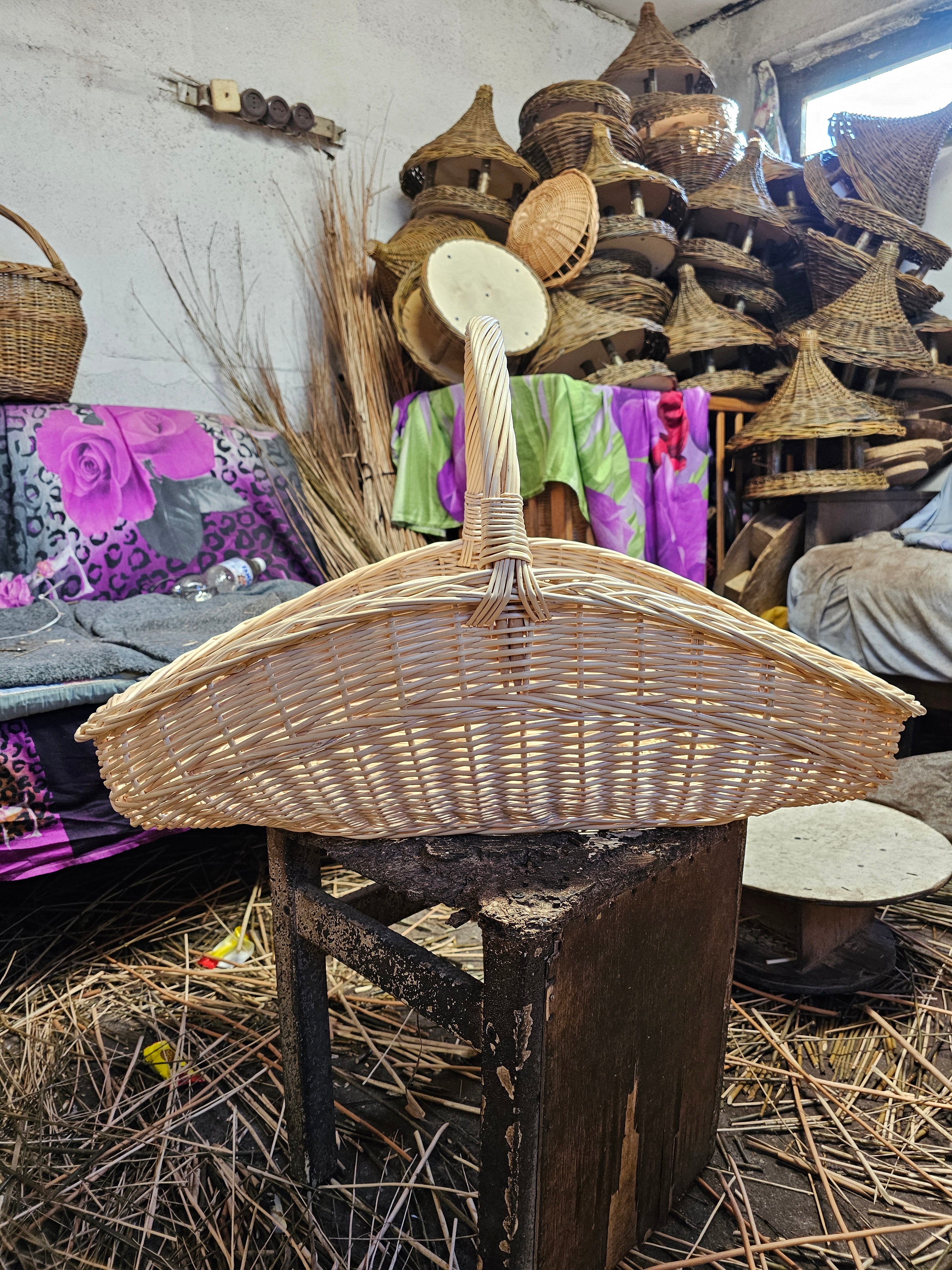 Large wicker basket 027b-1