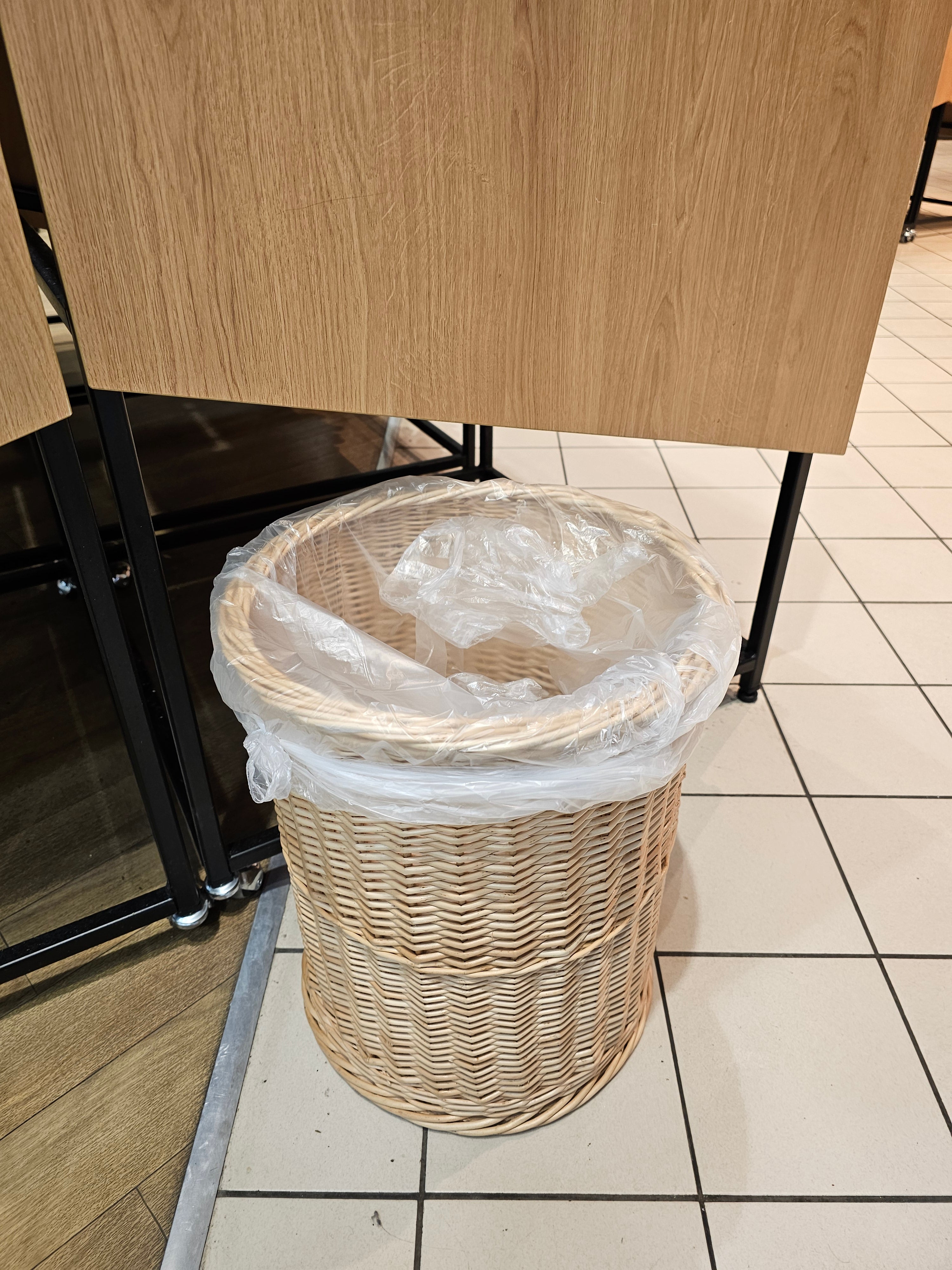 Wicker trash bin 045r