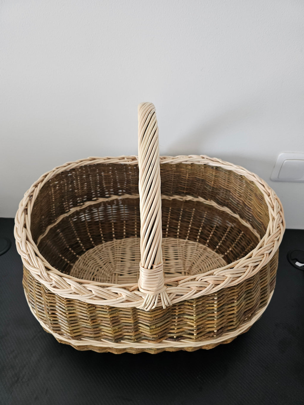 Large wicker basket 047b