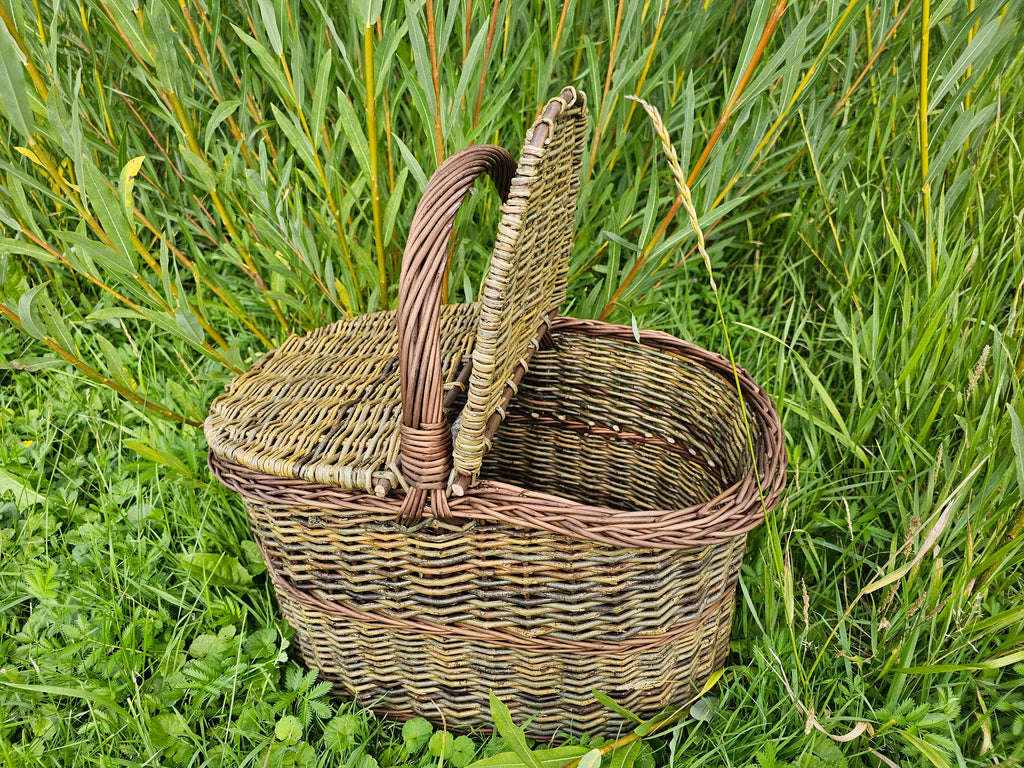Dark picnic basket 011b