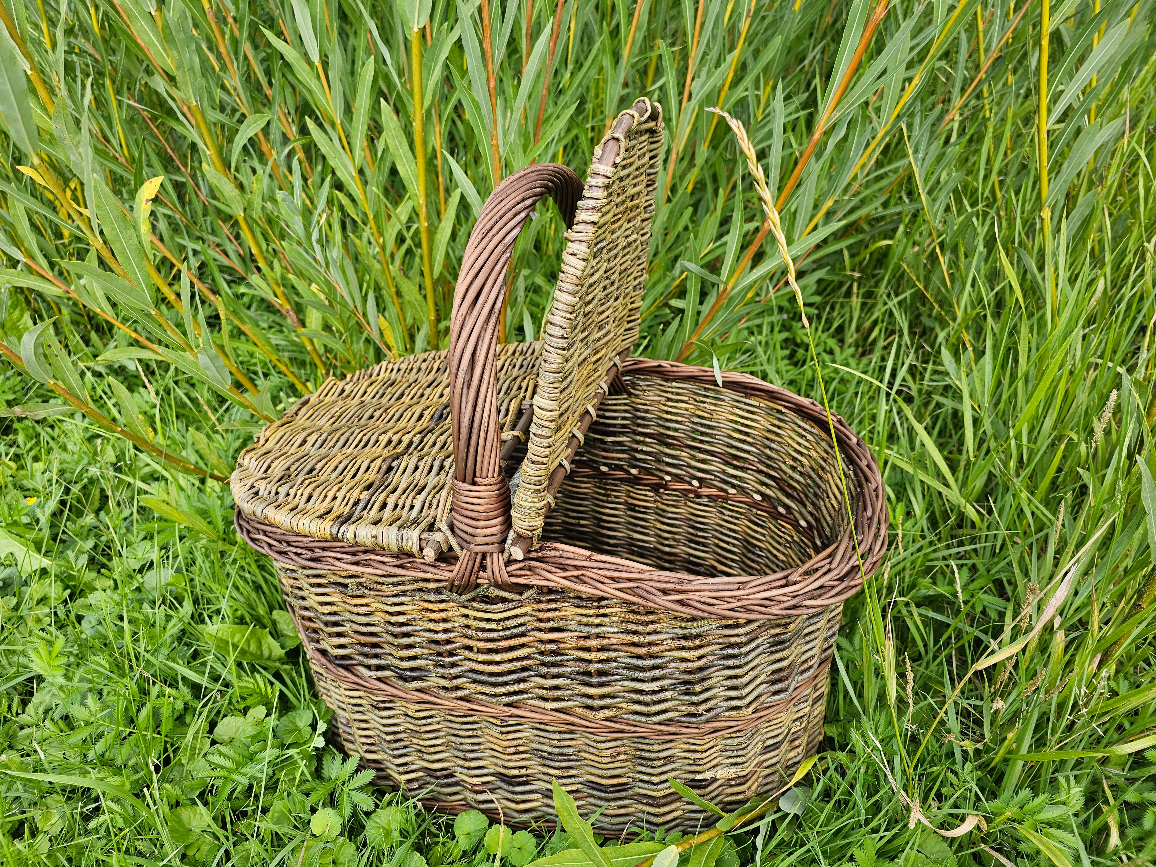 Dark picnic basket 011b