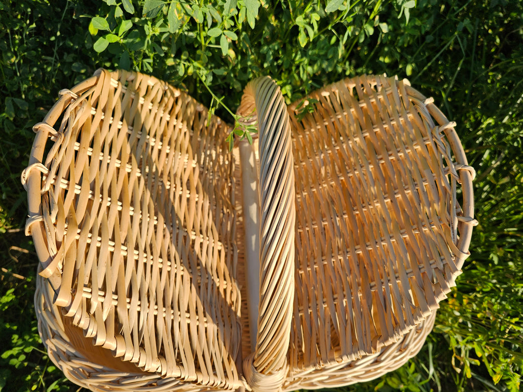 Wicker Picnic Hamper with Lid