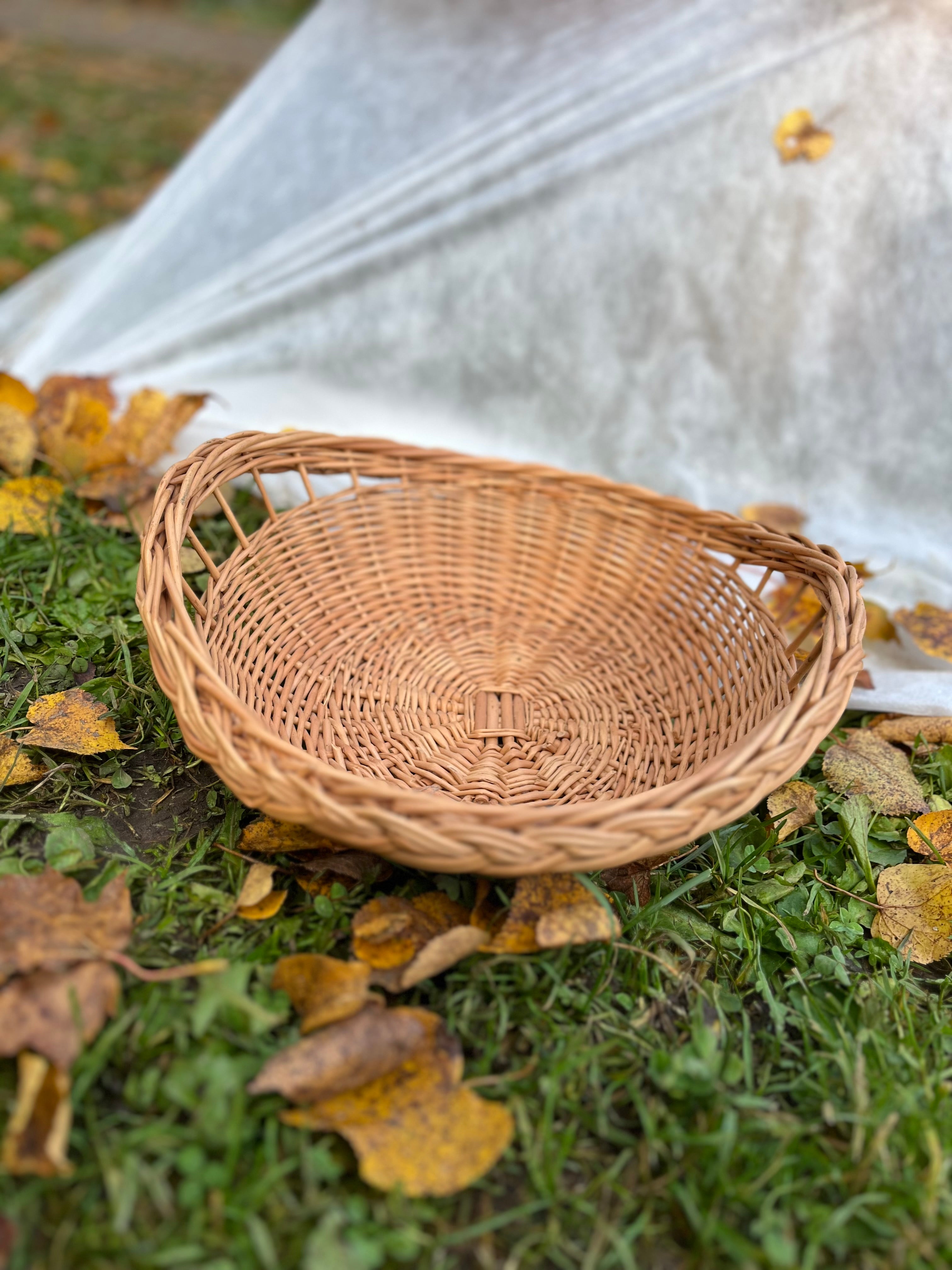 Wicker Round Tray Basket with Open Weave Rim