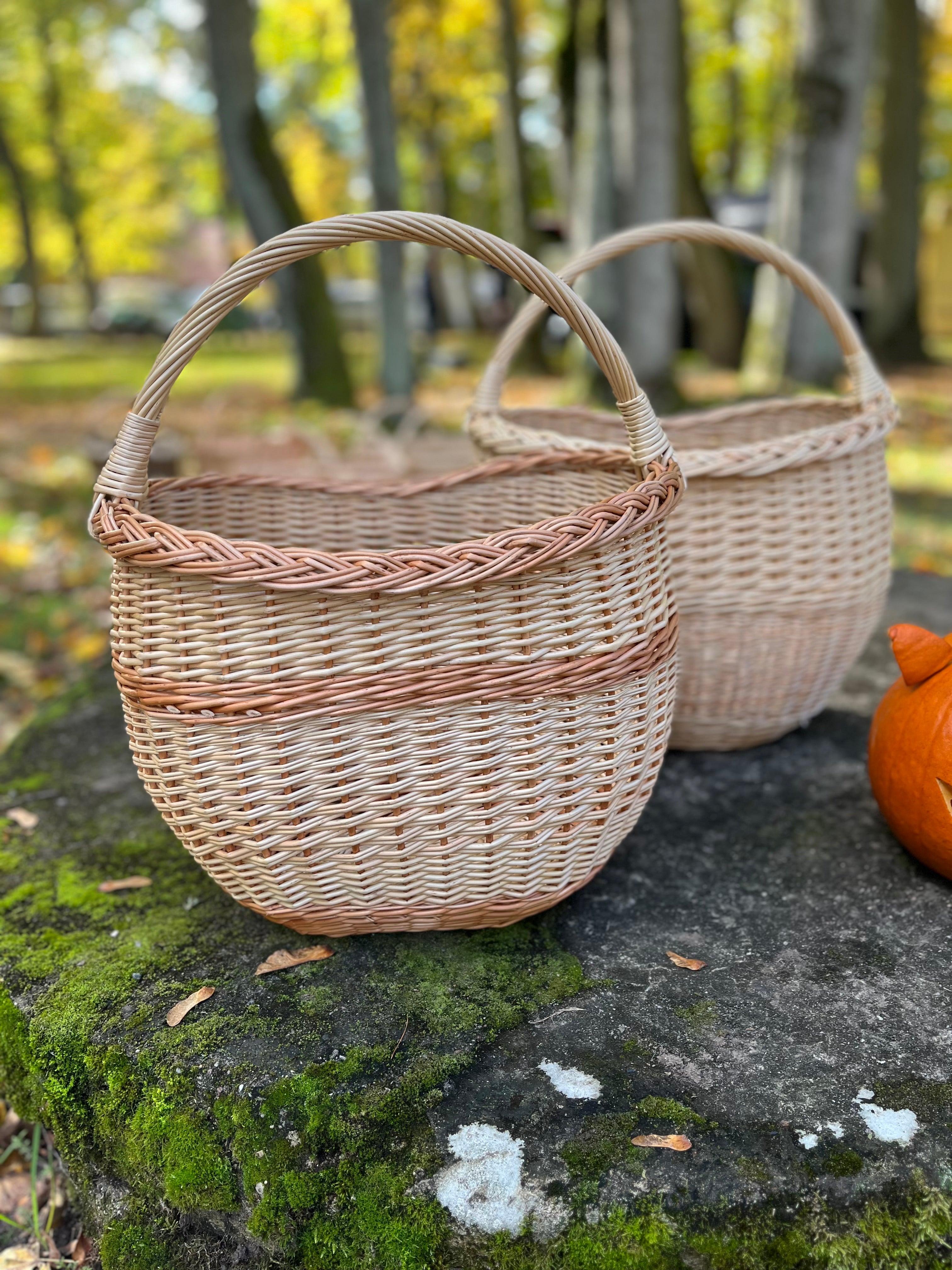 Round Wicker Basket with Central Handle