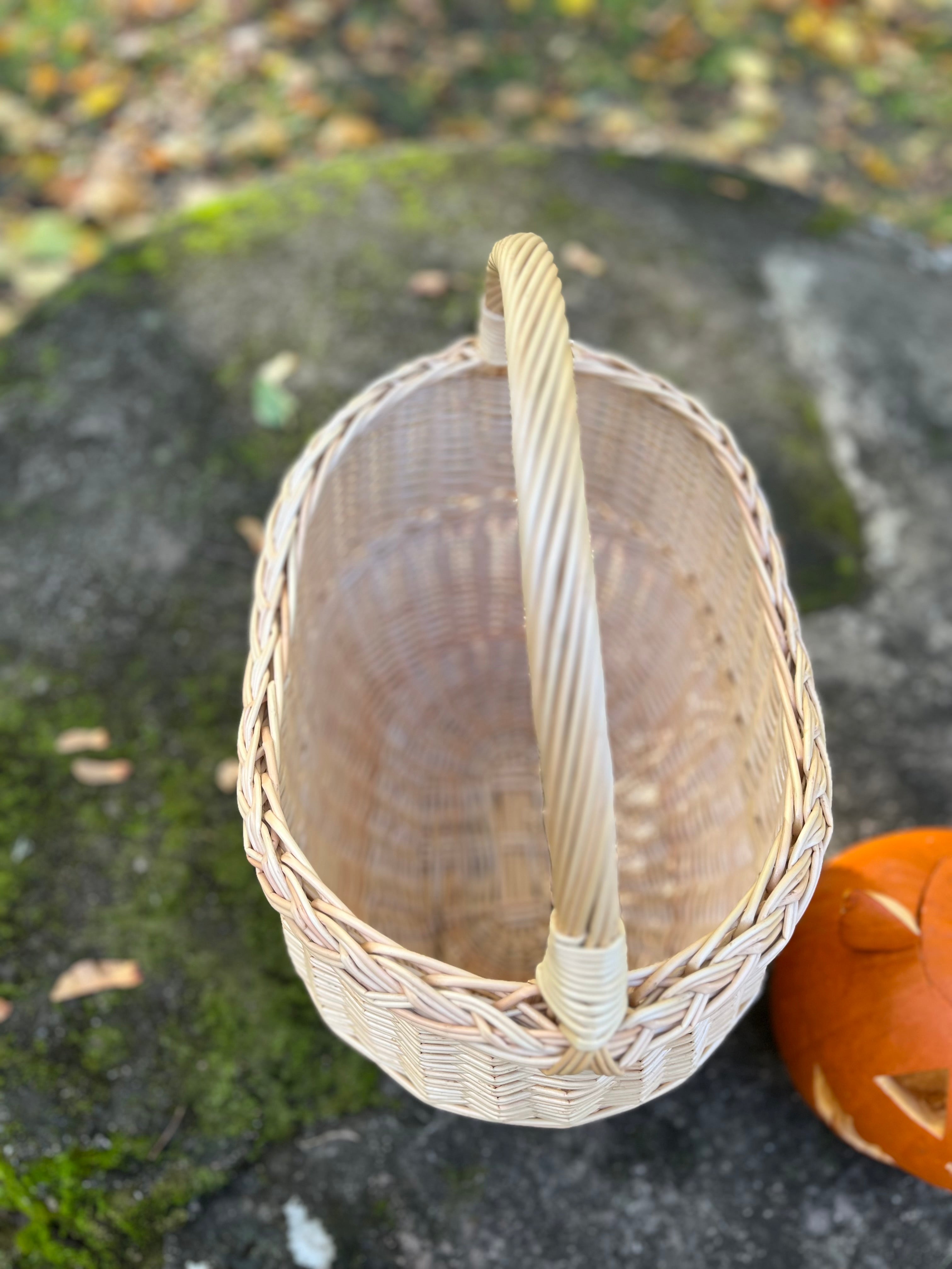 Round Wicker Basket with Central Handle
