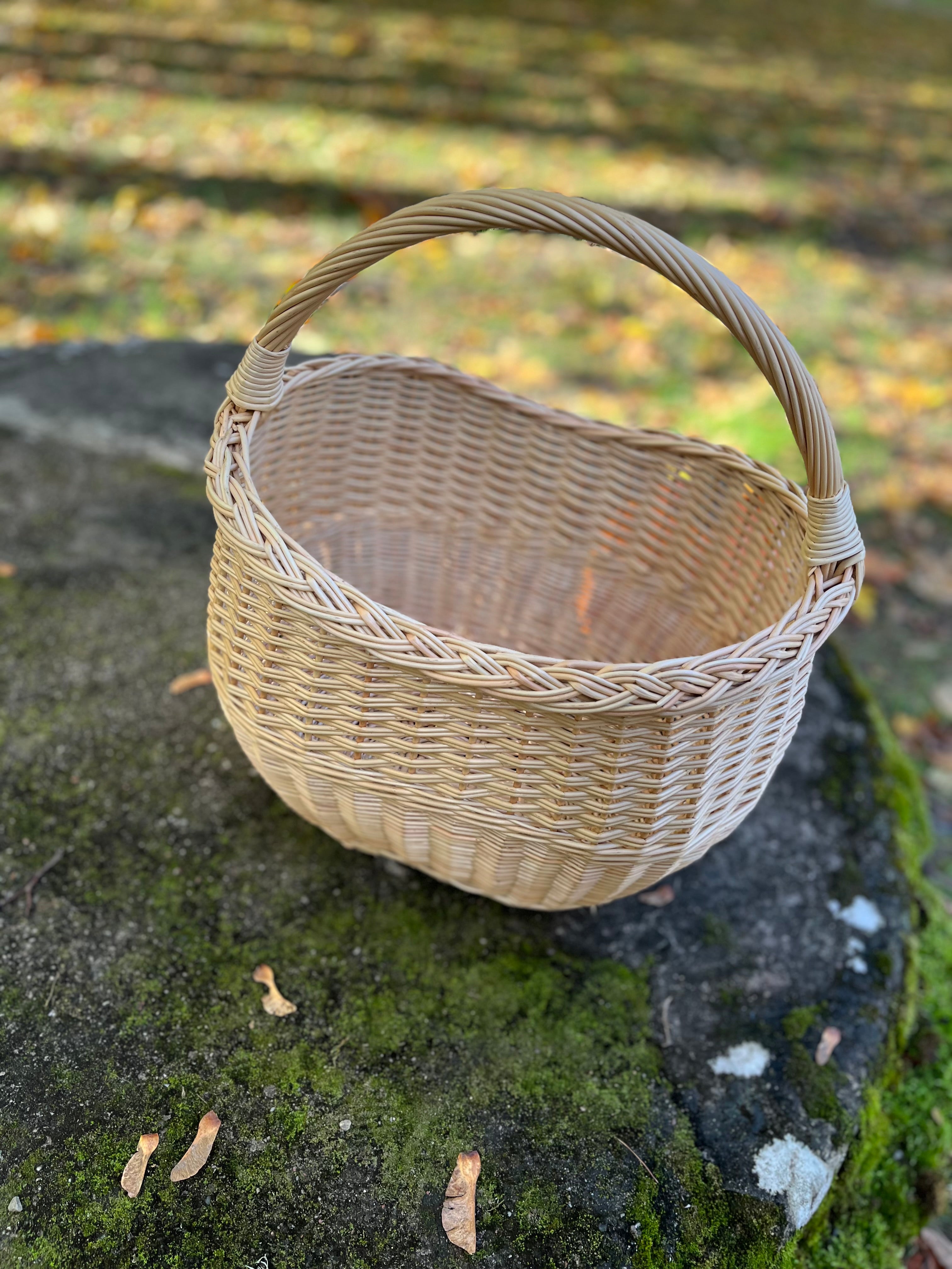 Round Wicker Basket with Central Handle
