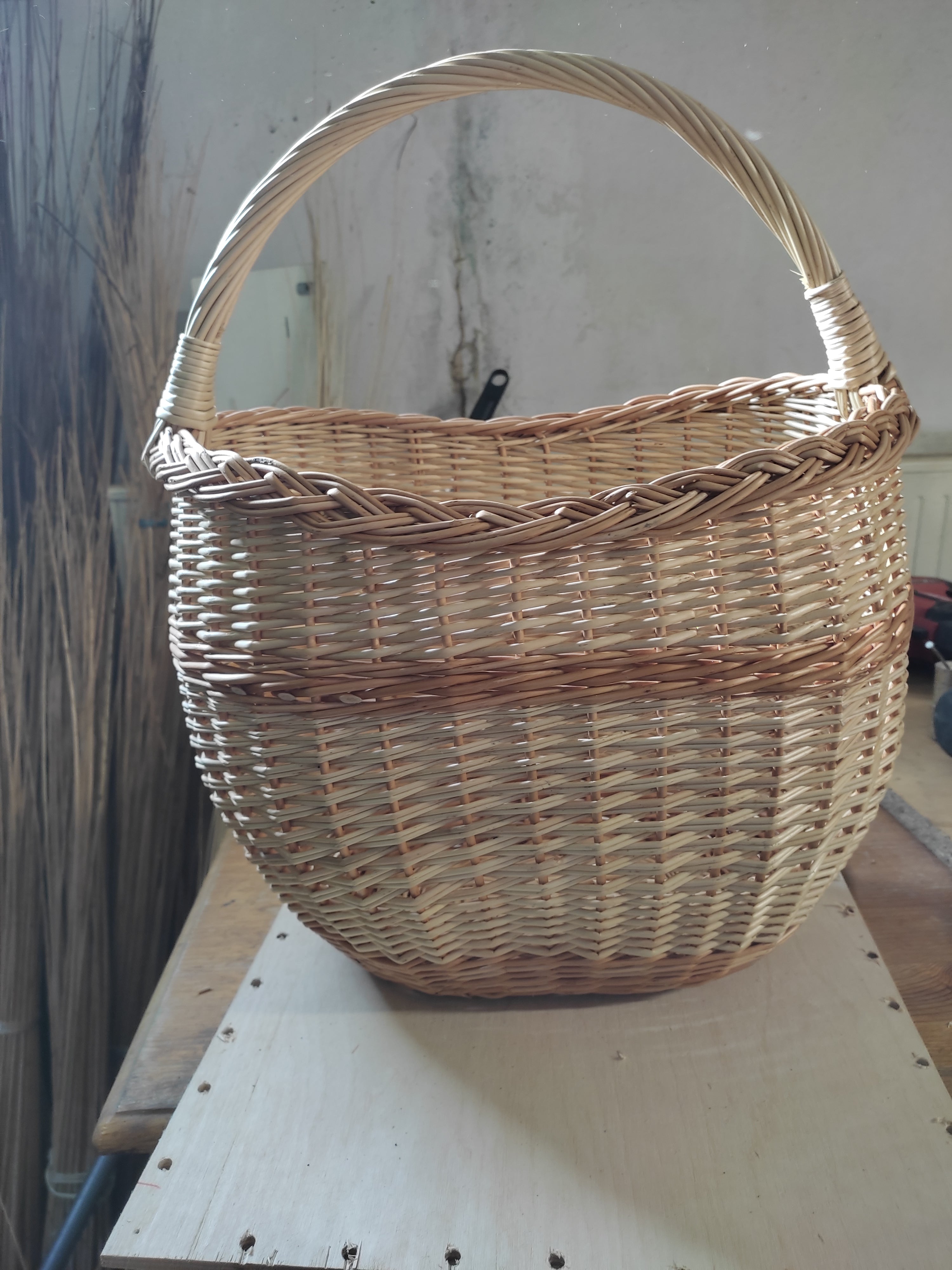 Round Wicker Basket with Central Handle