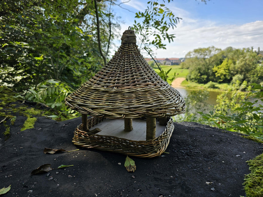 Vogelfutterhaus aus Weide mit Dach zum Aufhängen
