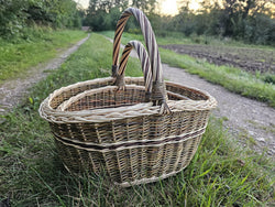 2er-Set Marktkörbe im Gras an einem Feldweg, der kleine Korb steht im großen