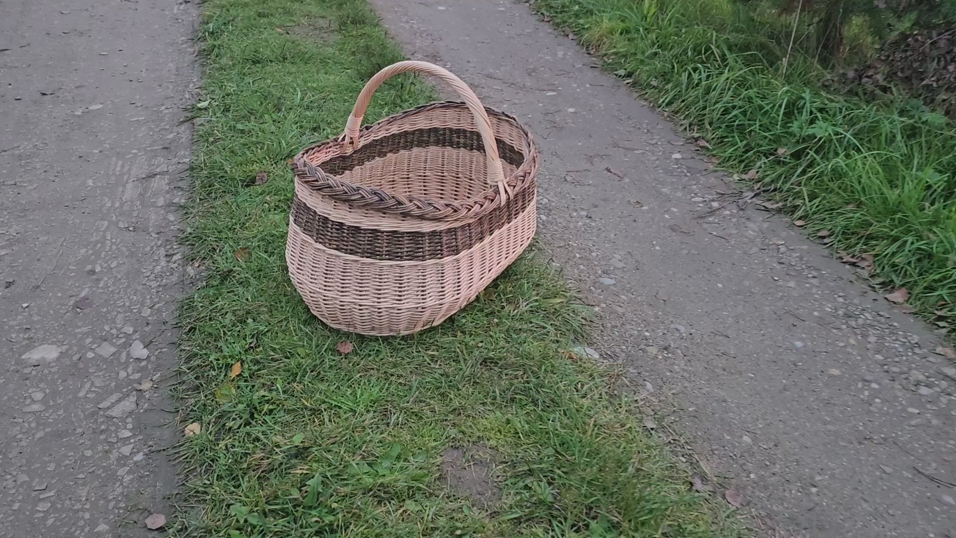 Large Oval Picnic Basket with Handle — product video