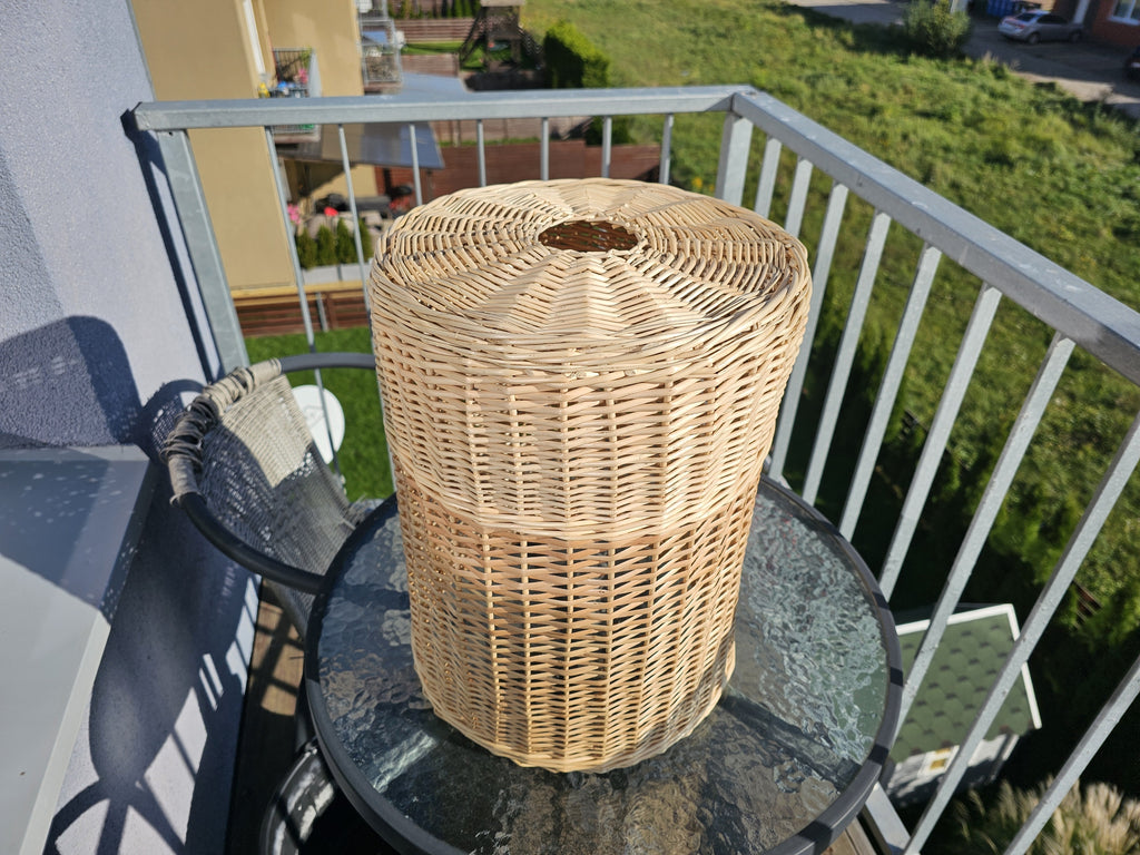 Pintas vandens butelio gaubtas ant apvalaus stiklinio stalo saulėtame balkone